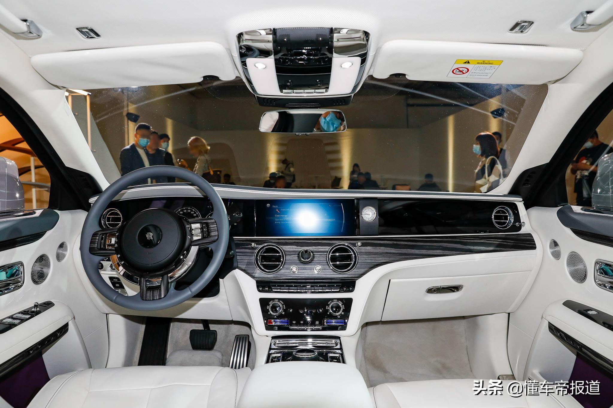新一代迈巴赫s级的内饰延续了普通s级的科技风,高清显示屏成为内饰的