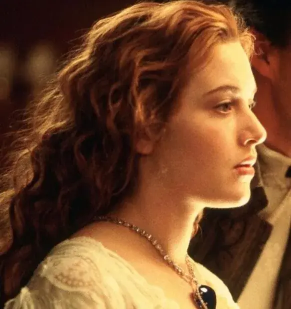 超拽霸气女生头像，女生头像霸气超拽 ᴮᵉ ⁿᵉⁱᵗʰᵉʳ ᵍᵉⁿᵗˡᵉ ⁿᵒʳ ⁱⁿᵈⁱᶠᶠᵉʳᵉⁿᵗ.微信（什么事都可以努力）