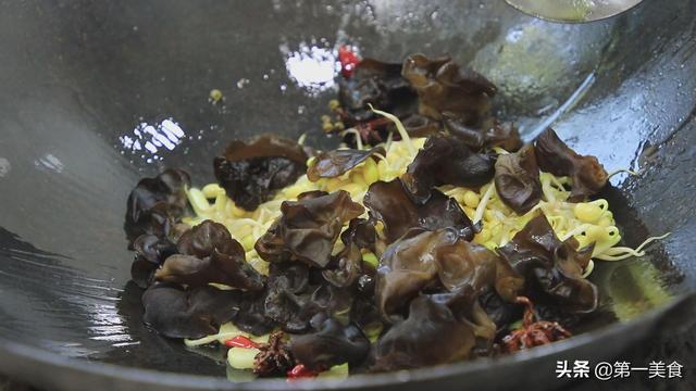 泥鳅怎么做好吃，豆腐烧泥鳅怎么做好吃（补虚养胃一点土腥味都没有）