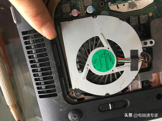 电脑清灰怎么清，电脑清灰的好处（笔记本电脑清灰的一些知识介绍）