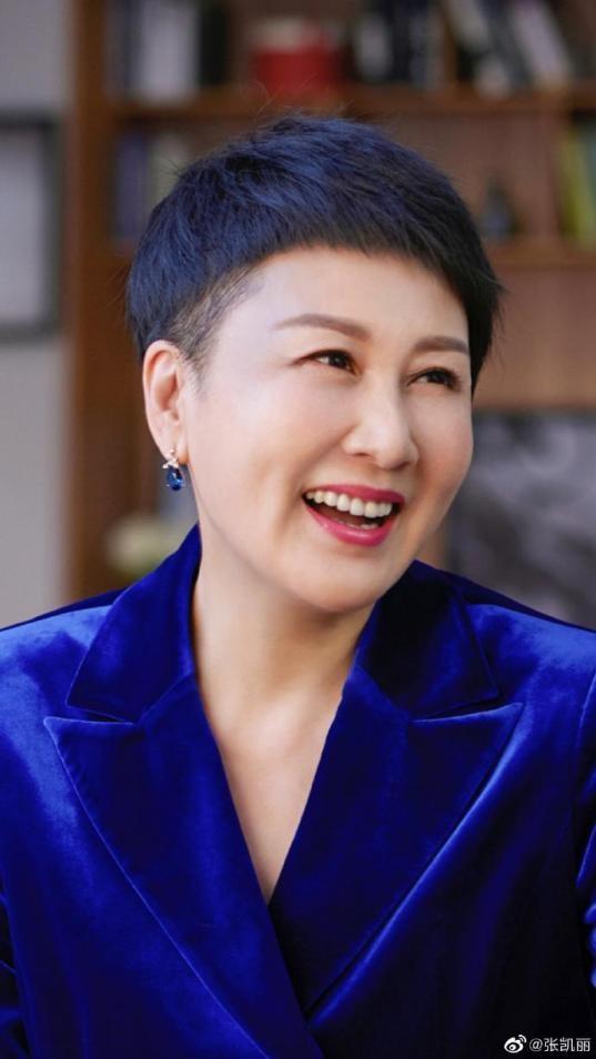 58岁张凯丽因年老落泪，不愿被叫奶奶？嫁二婚老公被宠成小姑娘