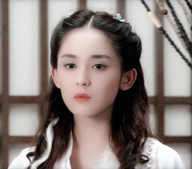 周冬雨是影后吗，周冬雨是影后吗知乎（周冬雨捧回金马金像双科影后）