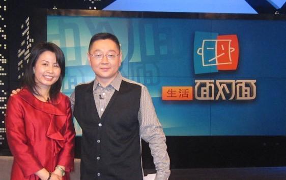 张绍刚，因主持《今日说法》大放异彩，而今他一家三口甜蜜照曝光