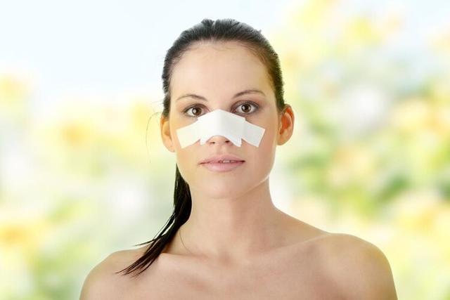 流鼻血的正确止血方法，流鼻血止血的正确方法（再次提醒：流鼻血时要冷静）