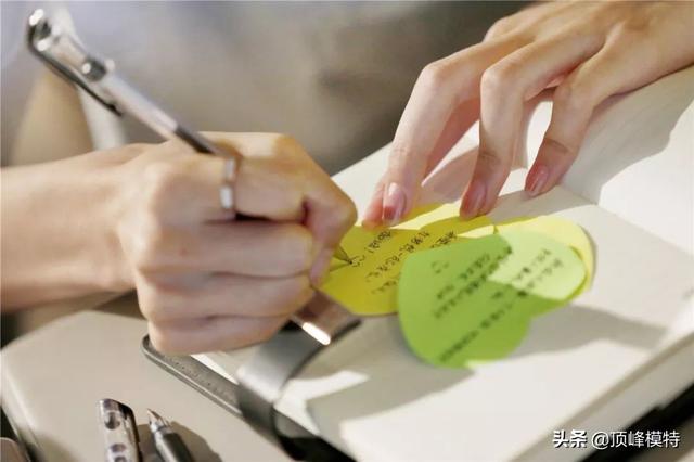 女模特的身高标准体重三围，模特身高体重标准 女（模特选拔的形体标准及测量方法）