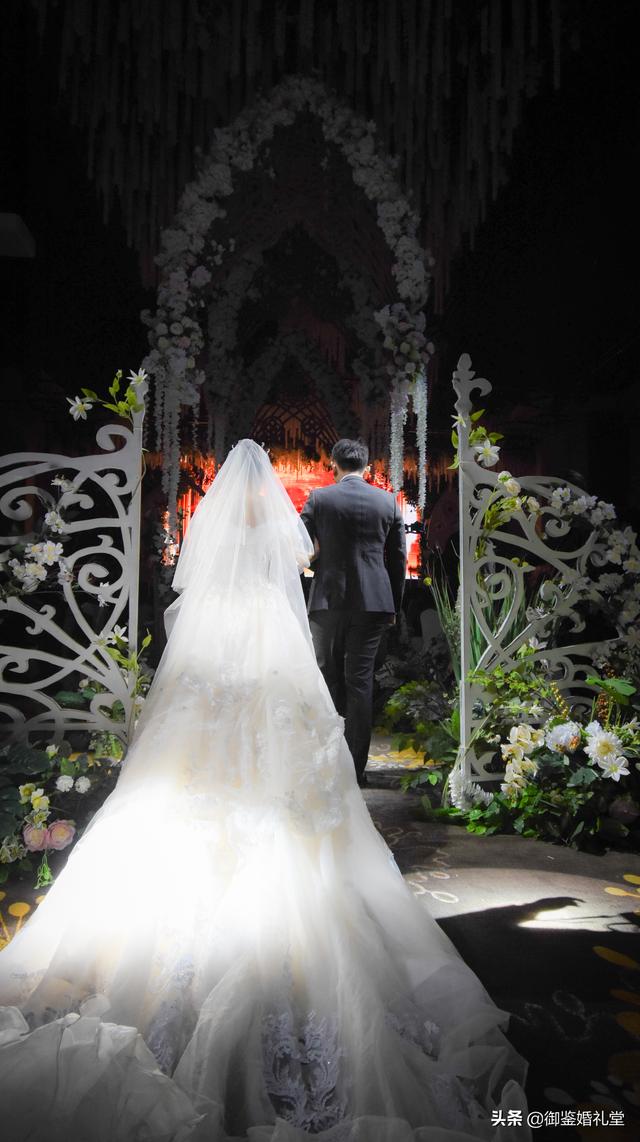 一定要注意伴娘礼服礼仪，伴娘应注意什么（婚礼当天新娘应该注意的仪态细节）