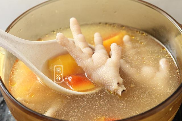 木瓜煲汤的功效有哪些，木瓜煲汤的功效有哪些禁忌（夏天遇到这瓜别手软）