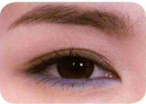 下眼线怎么画，下眼线怎么画显眼睛大（使用蓝色画下眼线）