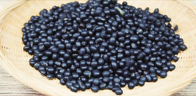炒黑豆的做法，黑豆的十种吃法大全集（93岁老奶奶吃了60年的黑豆营养做法）