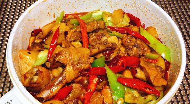 四川火锅鸡，四川正宗火锅底料配方（做成火锅鸡香辣好吃又过瘾）