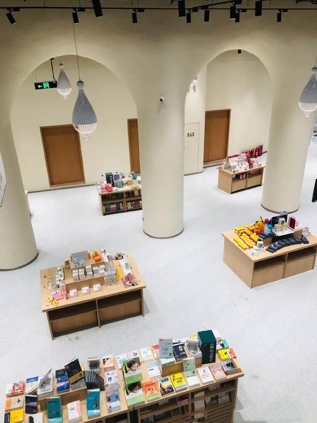 附近书店在哪个位置离我最近，离这里最近的文具店（厦门这些“有颜有料”的书店）