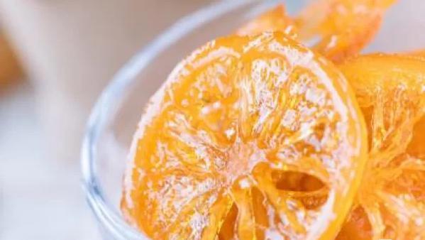 怎样做美味的糖渍柠檬，糖渍柠檬片怎么做（糖渍柠檬片，酸酸甜甜就是你）