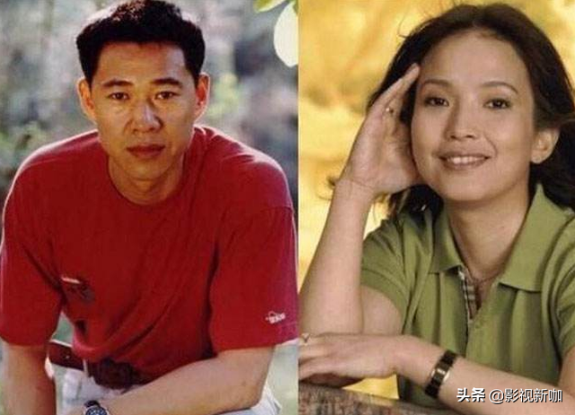 张丰毅开5百万豪车兜风，小12岁娇妻坐副驾，后座狗狗价值不菲