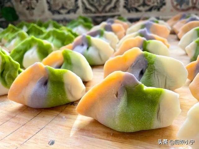 彩色饺子皮怎么做，彩色饺子皮怎么做不变色窍门（冬至教你做彩色饺子）