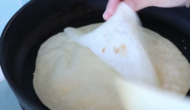 烙春饼怎么和面，馅饼面怎么和面（学会这个和面配方：做出家常饼）