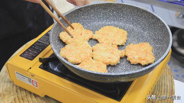 虾饼的做法，香煎虾饼的做法（厨师长教你做一道营养丰富的早餐虾饼）