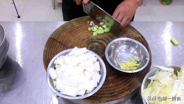 怎样炒酸辣白菜，怎样炒酸辣白菜（厨师长教你详细做法）