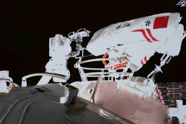 宇航服有哪些功能（一套舱外宇航服为何造价上千万）