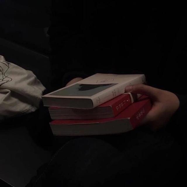 黑色系背景图，黑色系背景图女生（背景图 ​点赞好运连连）