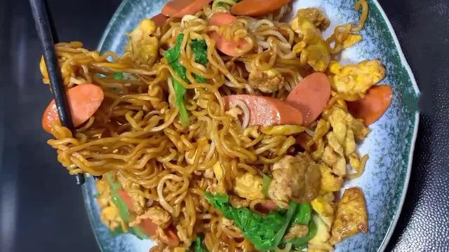 炒方便面的做法步骤，炒方便面的做法教程（做法简单香气扑鼻）