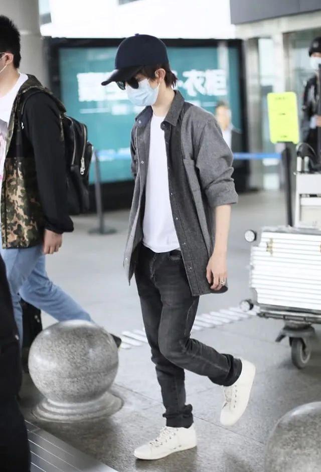 郭敬明多高，郭敬明身高为什么那么低（造型就穿出了165cm的效果）