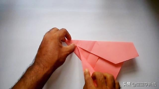 手工飞机怎么做，手工飞机的制作方法（用普通纸做折纸飞机玩具）