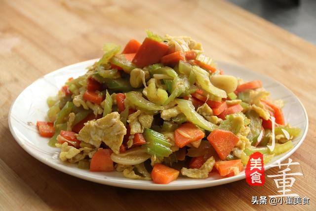 芹菜可以和鸡蛋一起吃吗，芹菜和鸡蛋能一起吃吗（芹菜里加2个鸡蛋）