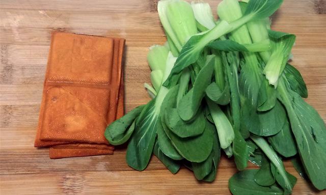 过桥米线的由来，过桥米线的由来是什么（米线口感是关键汤汁酱料更是灵魂）