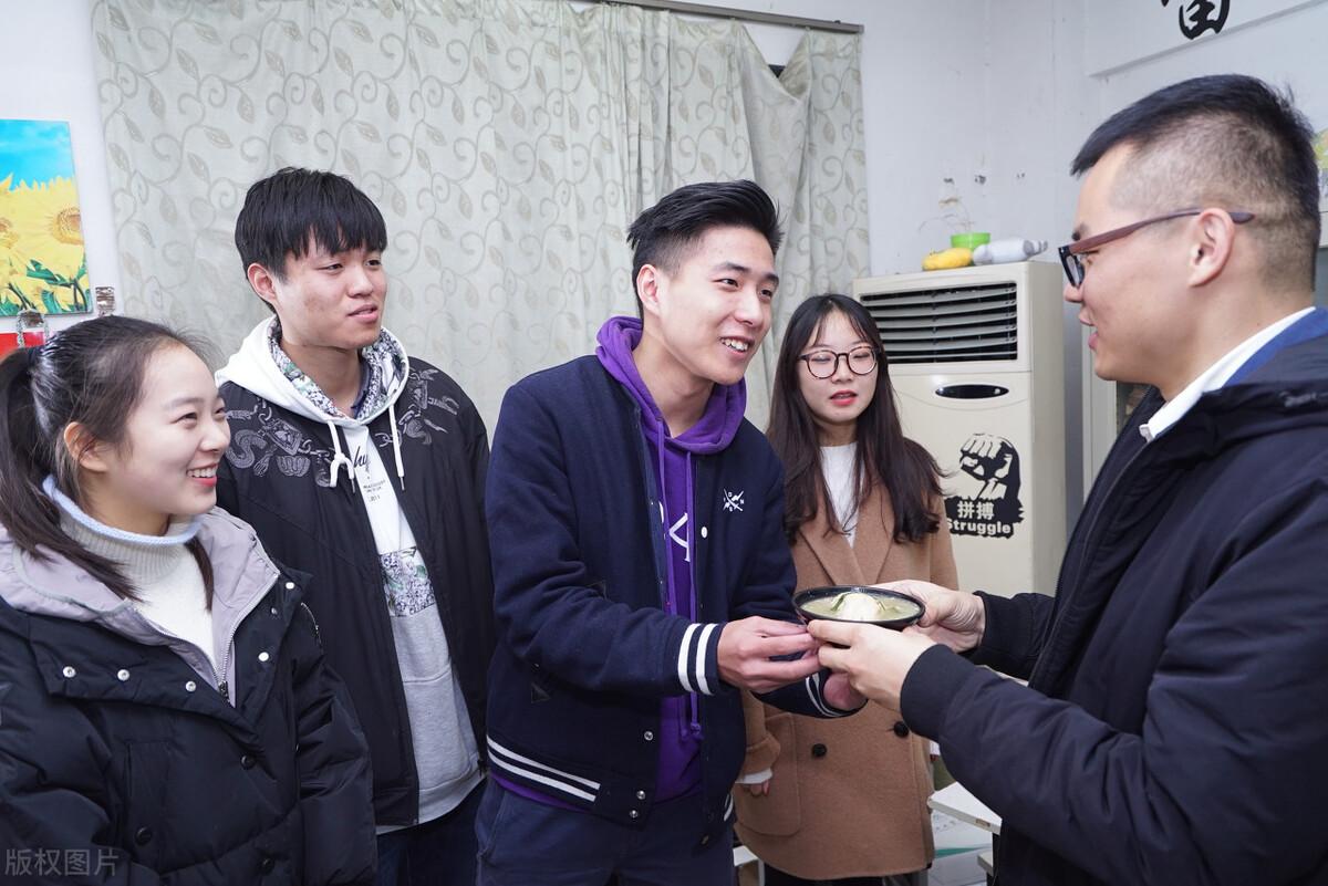 学校辅导员（大学辅导员是什么角色）