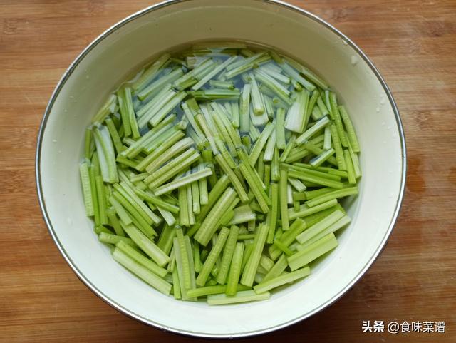 炒芹菜需要焯水吗，炒芹菜必须焯水吗（很多人都做错了）