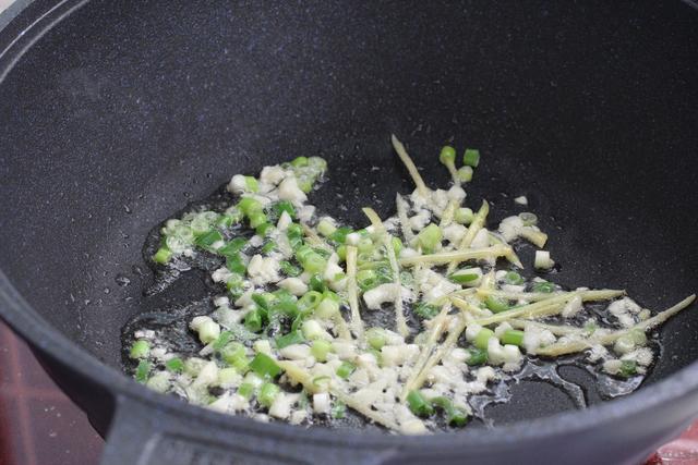 如何做豆腐炖海带汤好吃，如何做豆腐炖海带汤好吃窍门（天冷了早上来碗海带豆腐汤）