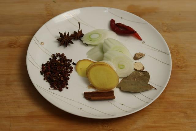 炖排骨汤的做法，如何炖排骨汤呢（记住“1泡2炒3焖”）