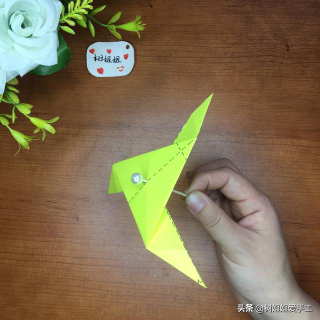 飞镖怎么折飞得远又简单，简单的手工折纸（1个正三边形折出来的飞镖与风车）