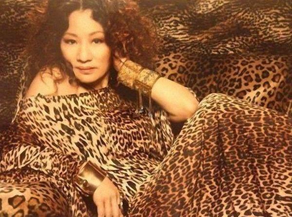 比莉的儿子，周汤豪的爸爸是谁（她的故事远比想象的更加难以置信）