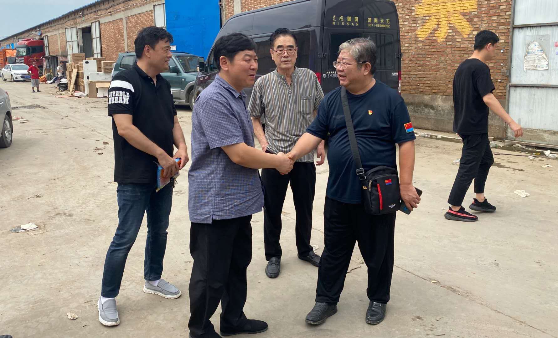 河南省家电维修协会 河南省消费者协会及省家电协会领导慰问因水灾受损的家电经销商