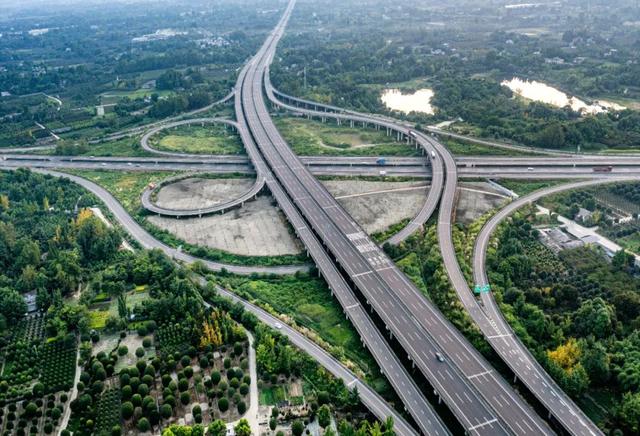 中国最美景观大道是从哪儿到哪儿，中国最美景观大道318国道从哪儿到哪儿（带你走进“中国人的景观大道”）