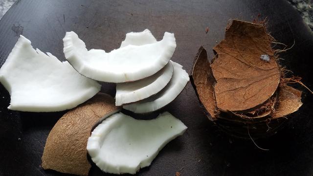 椰子煲鸡汤的做法，椰子煲鸡汤的美味做法（很多人都没喝过的一道靓汤）