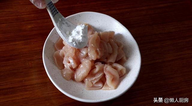 木耳炒鸡的做法怎么样做最好吃，木耳炒鸡的做法怎么样做最好吃窍门（不会做饭的人也能学会）