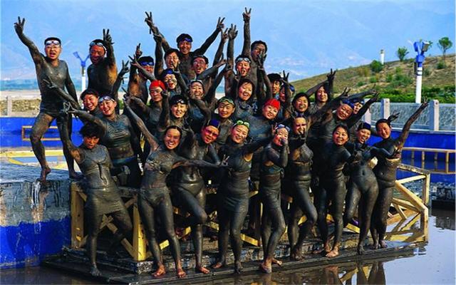 中国死海在哪里，中国三大死海（人可在水中自由漂浮）