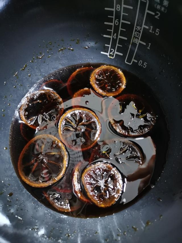 冰糖炖柠檬的功效，冰糖陈皮炖柠檬有什么功效（把柠檬和冰糖一起炖）