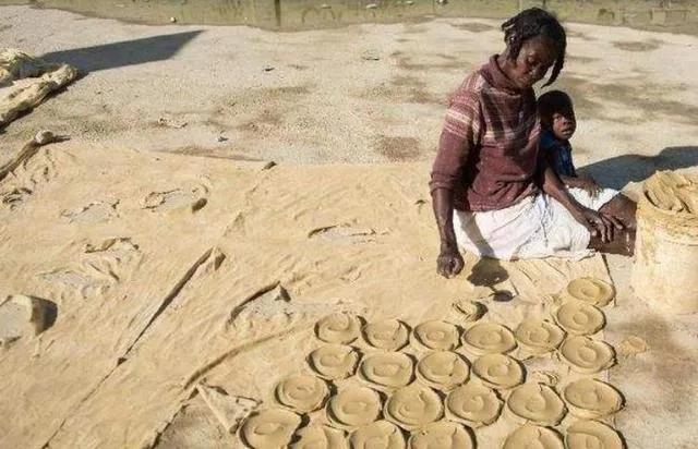 最穷的国家穷到吃土饼，这个国家究竟是怎样的