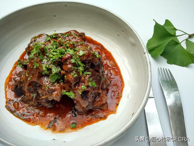 如何做酱牛尾骨，如何做酱牛尾骨视频（全家体验在家吃大餐的感觉）