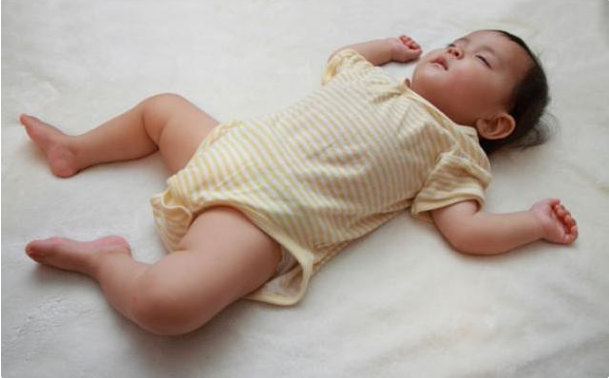 宝宝睡觉老是翻来覆去是什么原因，宝宝睡觉老是翻来覆去是怎么回事（婴儿睡觉“不老实”）