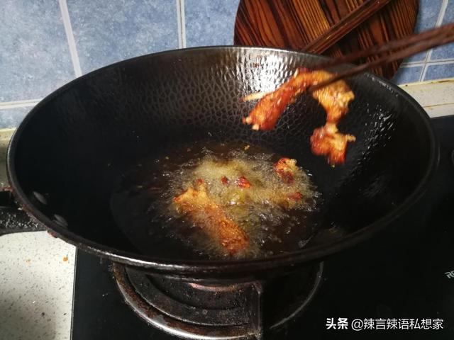 爆鱼的家常做法，爆炒鱼片的做法（掌握好要点就能做出鲜香味美的上海爆鱼）