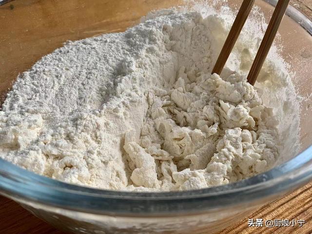 烙薄饼怎么和面烙出来软的，怎么和面烙出的饼柔软（春饼轻薄柔软不发粘）