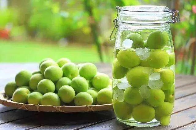 煮酒论英雄煮的是什么酒，煮酒论英雄的酒是什么酒（煮酒论英雄煮的是青梅还是杨梅）