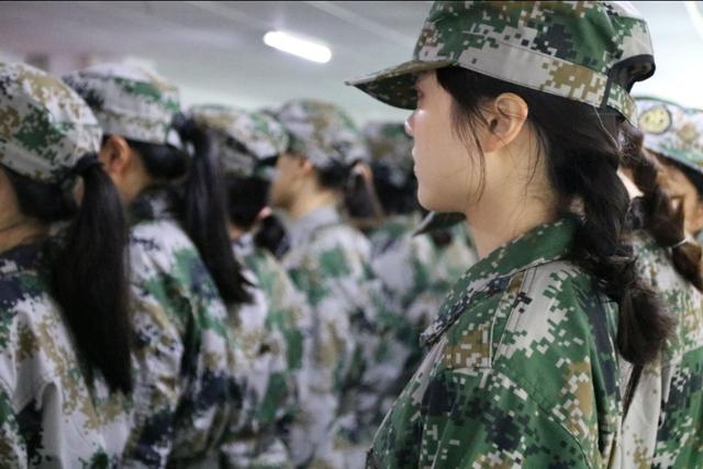 军训期间有什么可以多人玩的游戏，军训的时候可以玩什么游戏（军训奇妙行为大赏）