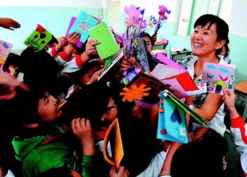 教师节送老师什么礼物合适幼儿园大班，教师节给幼儿园老师送什么礼物比较好（教师节给老师送礼）