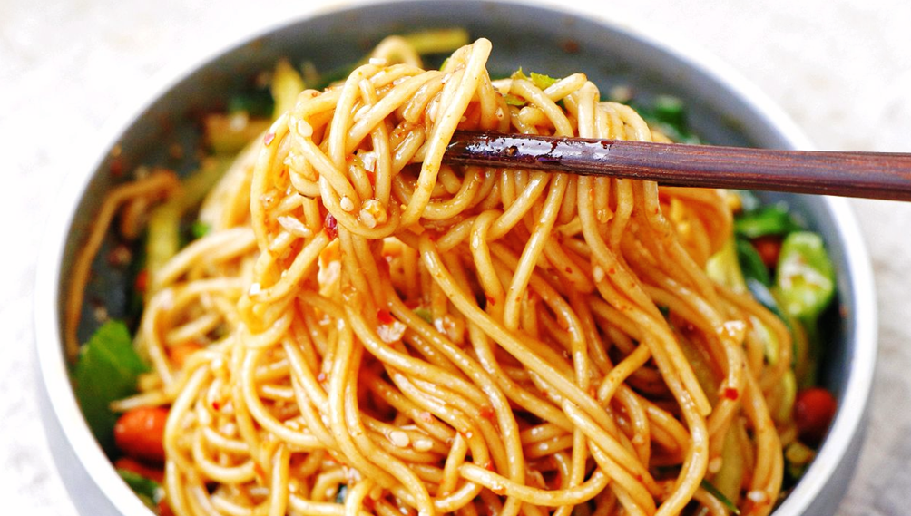 【酸辣凉拌面】做法步骤图 10分钟搞定 比红烧肉还香-起舞食谱网