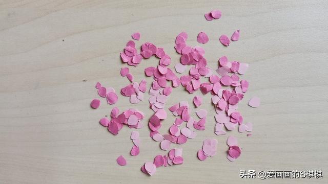 手工剪纸之梅花怎么剪，剪纸梅花简单方法（带着小朋友准备好彩纸、剪刀和黑色笔）